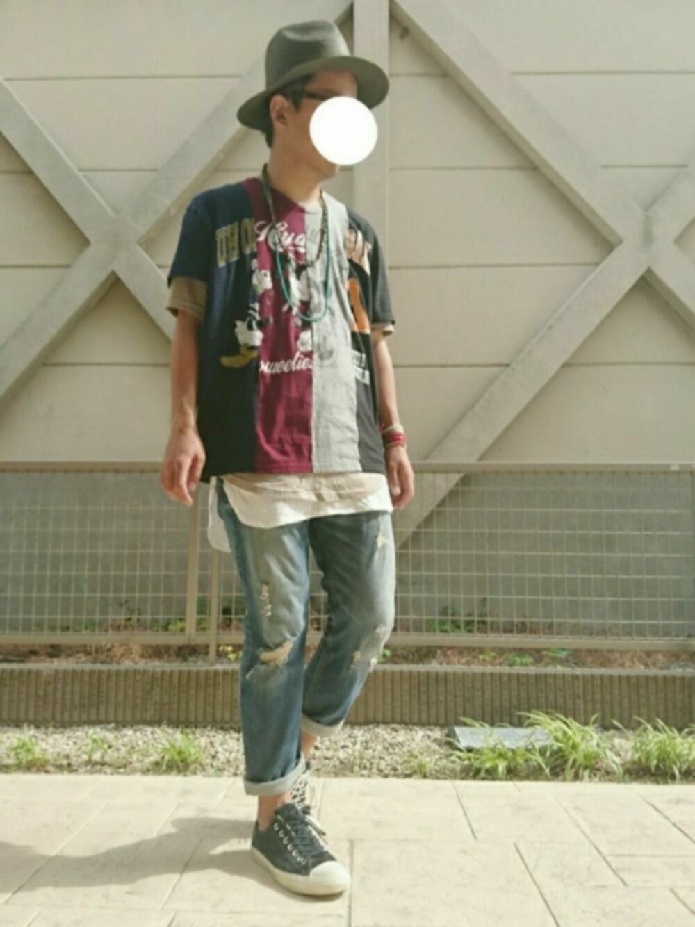 ブルー系のスニーカー、ホワイト系のタンクトップ、レッド系のTシャツ/カットソーを着用したメンズの春コーディネートの1枚目の写真