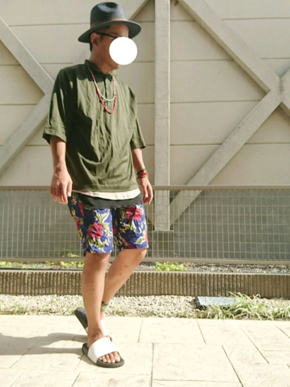 「ポロシャツ、レイヤードスタイル、ボタニカル柄、ハーフパンツ、ロング丈、麦わら帽子、夏コーデ、サンダル、Doシンプル部、ビッグシルエット」｜「AMERICAN RAG CIEのHENRY&HENRY ヘンリー＆ヘンリー 180 シャワーサンダル（サンダル、ホワイト系）」を使った、T.さん（メンズ・177cm）の夏コーディネートの1枚目の写真