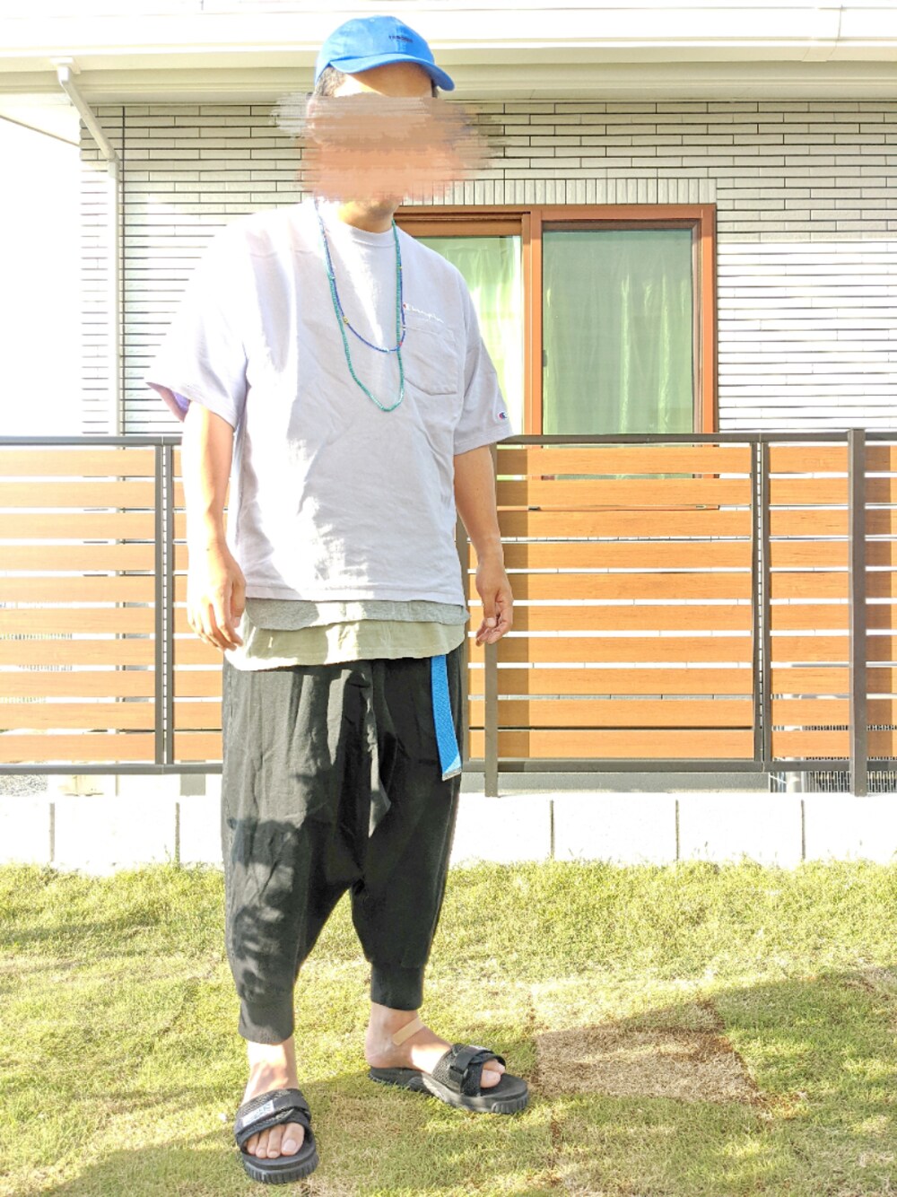 パープル系のTシャツ/カットソー、グリーン系のタンクトップ、ブラック系のその他パンツを着用したメンズの春コーディネートの1枚目の写真