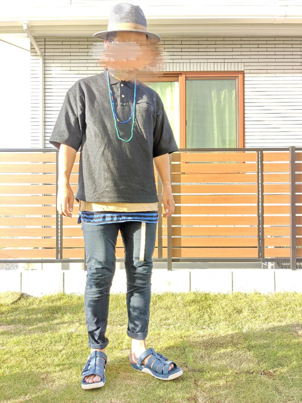 イエロー系のTシャツ/カットソー、ブラック系のポロシャツ、ブルー系のタンクトップを着用したメンズの春コーディネートの1枚目の写真