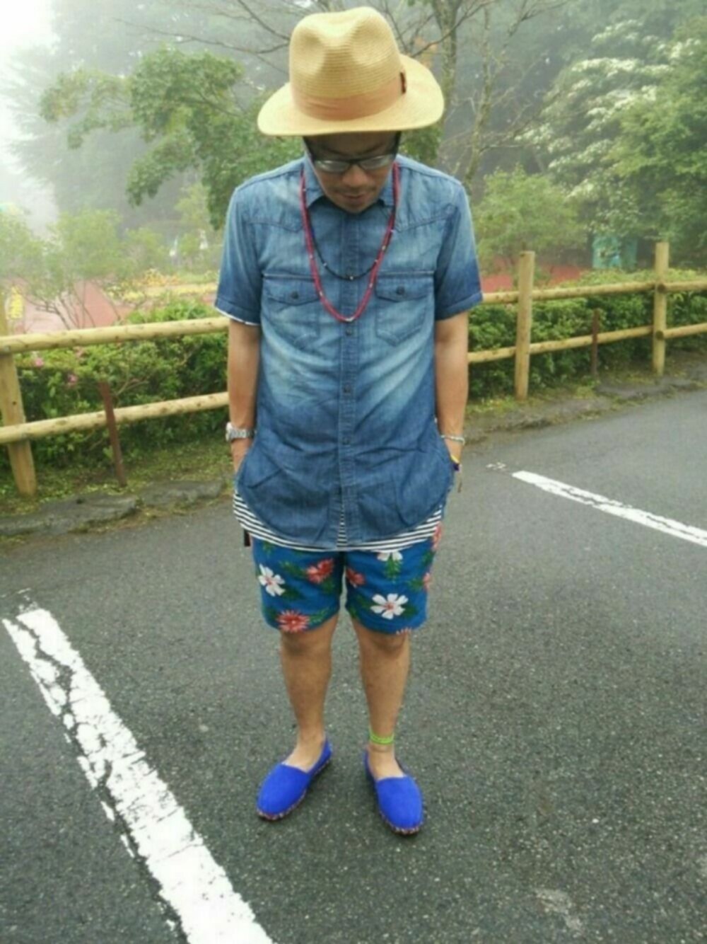 ブルー系のその他パンツ、ブラック系のTシャツ/カットソーを着用したメンズの夏コーディネートの1枚目の写真