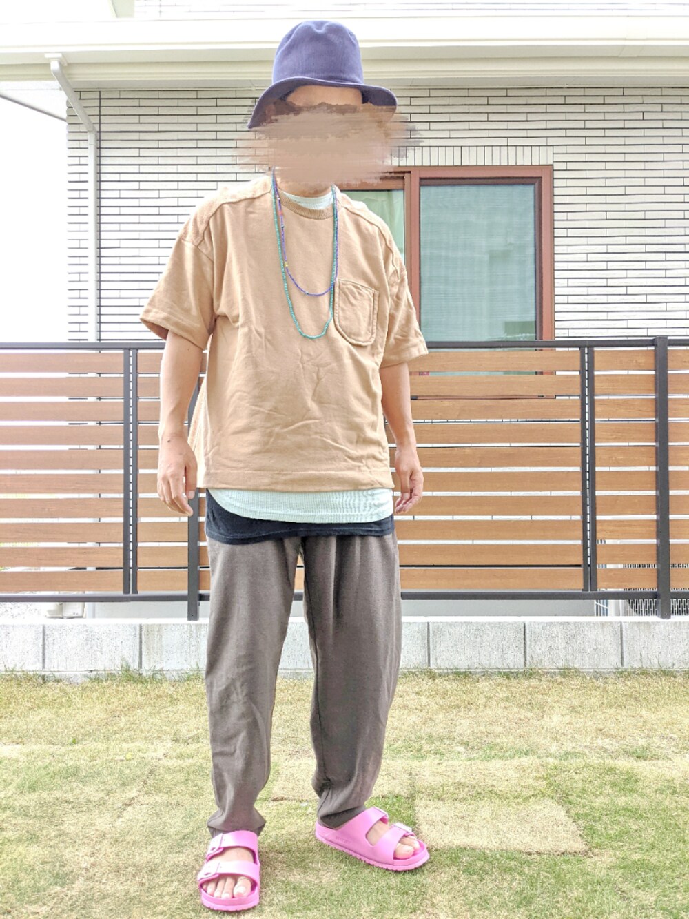 ベージュ系のTシャツ/カットソー、ブラック系のタンクトップ、ブルー系のTシャツ/カットソーを着用したメンズの春コーディネートの1枚目の写真