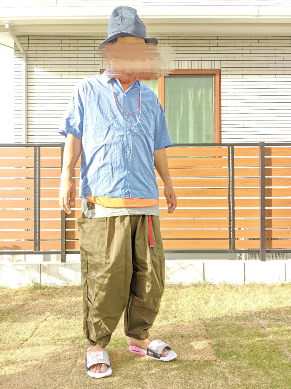 ブルー系のシャツ/ブラウス、オレンジ系のTシャツ/カットソー、ホワイト系のタンクトップを着用したメンズの夏コーディネートの1枚目の写真