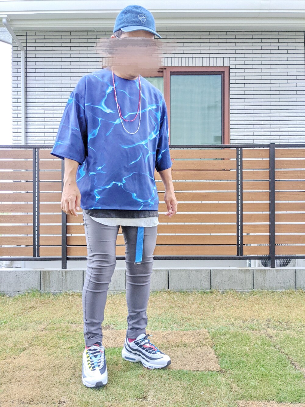 ブルー系のTシャツ/カットソー、その他のスニーカー、グレー系のデニムパンツを着用したメンズの夏コーディネートの1枚目の写真