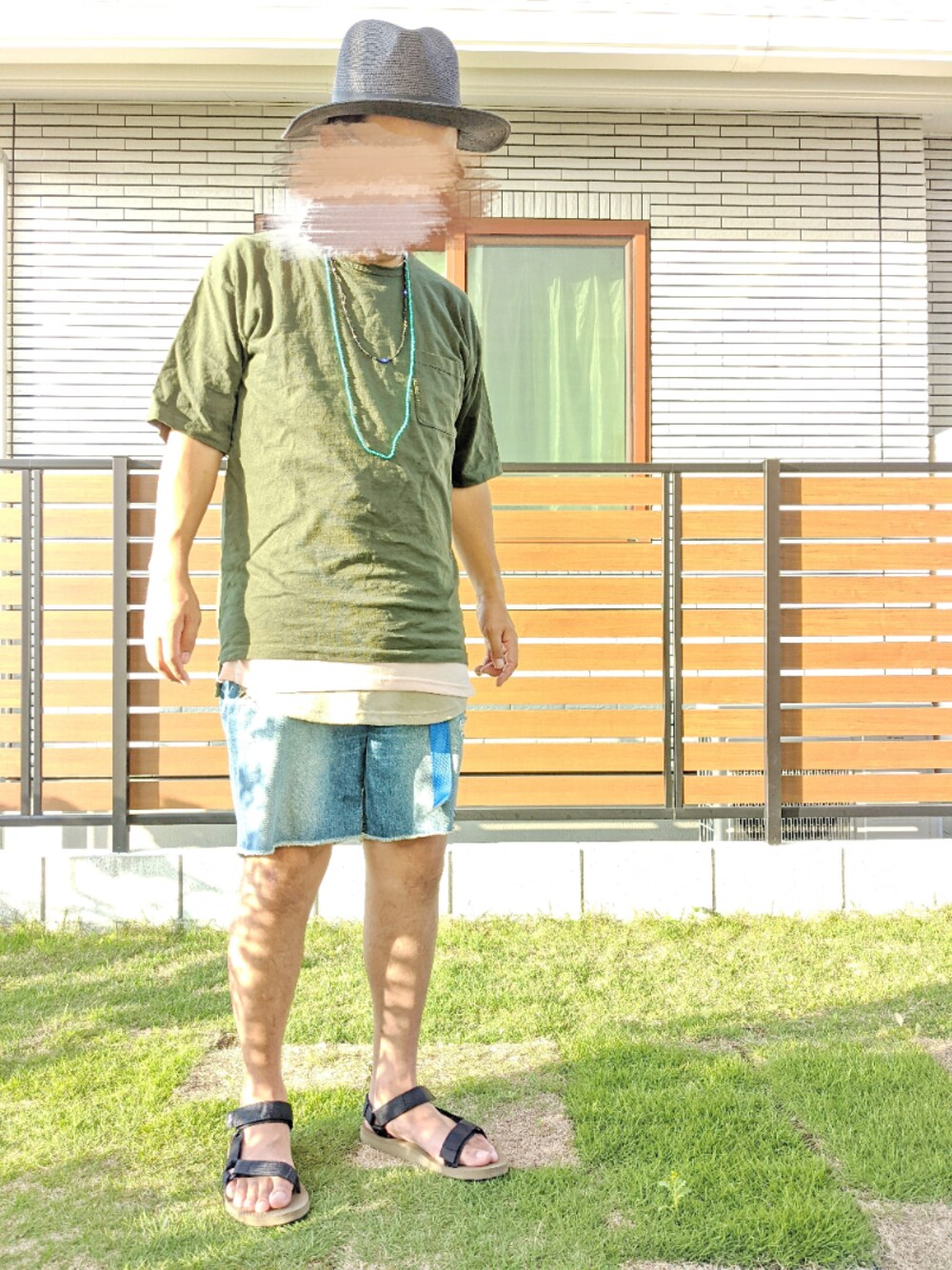 グリーン系のTシャツ/カットソー、ピンク系のTシャツ/カットソー、ブラウン系のタンクトップを着用したメンズの夏コーディネートの1枚目の写真