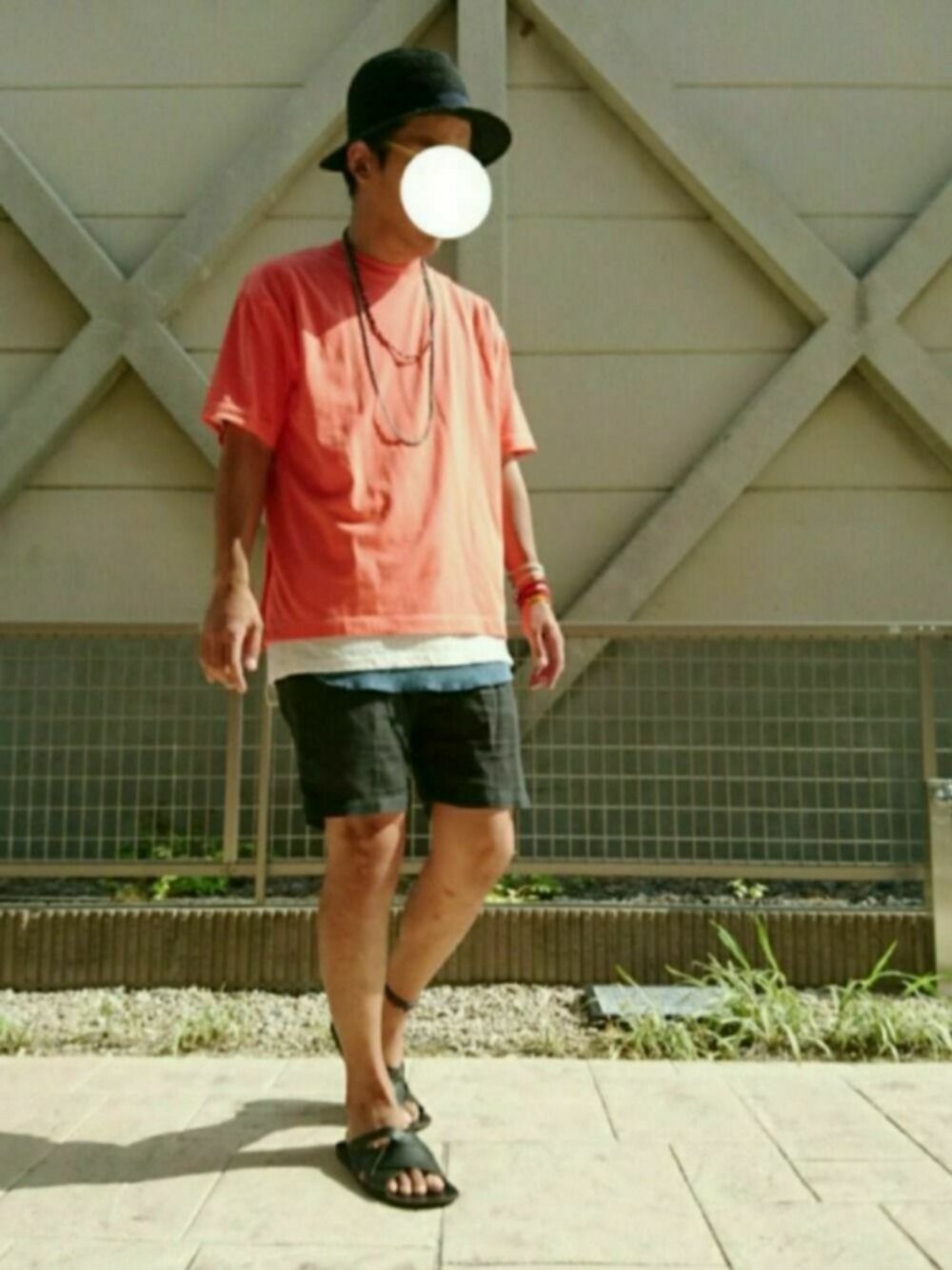ホワイト系のTシャツ/カットソー、ブラック系のハットを着用したメンズの夏コーディネートの1枚目の写真
