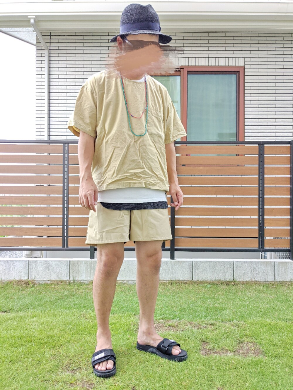 ベージュ系のTシャツ/カットソー、グレー系のタンクトップ、ホワイト系のTシャツ/カットソーを着用したメンズの夏コーディネートの1枚目の写真