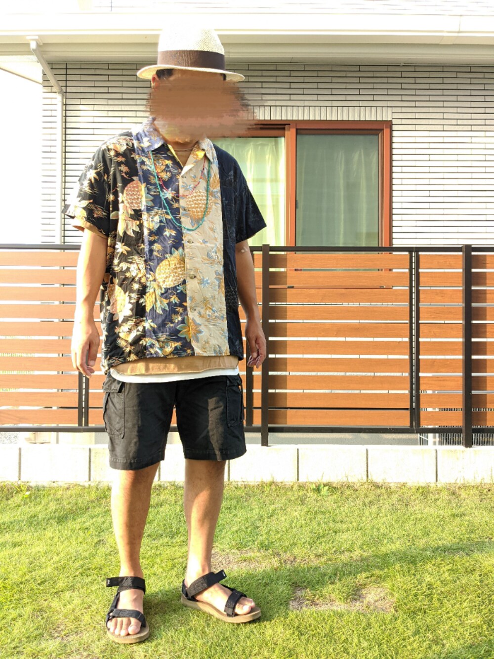 イエロー系のTシャツ/カットソー、ブラック系のシャツ/ブラウス、ブラック系のカーゴパンツを着用したメンズの夏コーディネートの1枚目の写真