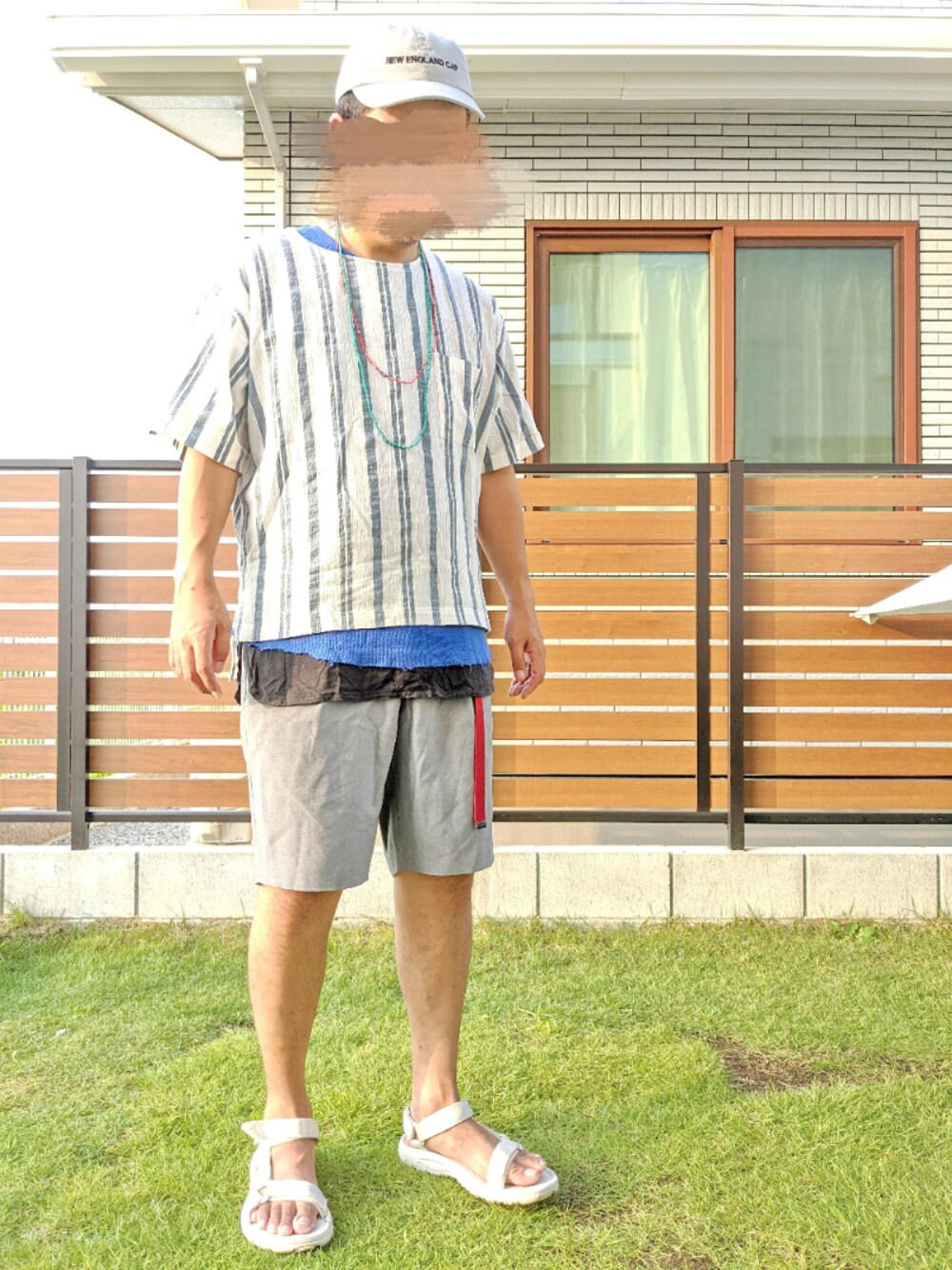 ホワイト系のシャツ/ブラウス、ホワイト系のサンダル、ブルー系のTシャツ/カットソーを着用したメンズの夏コーディネートの1枚目の写真