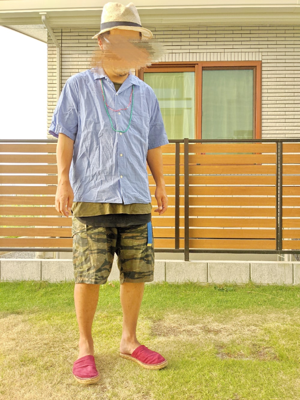 ブルー系のシャツ/ブラウス、グリーン系のTシャツ/カットソー、ブラック系のタンクトップを着用したメンズの夏コーディネートの1枚目の写真