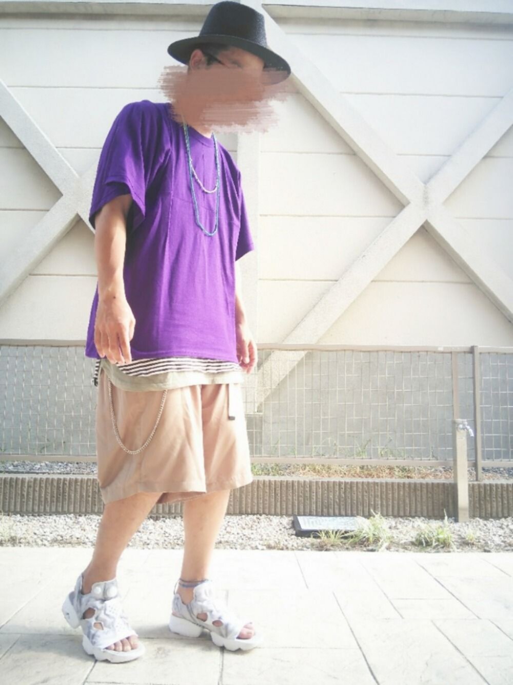 パープル系のTシャツ/カットソー、ブラック系のTシャツ/カットソー、グリーン系のタンクトップを着用したメンズの夏コーディネートの1枚目の写真