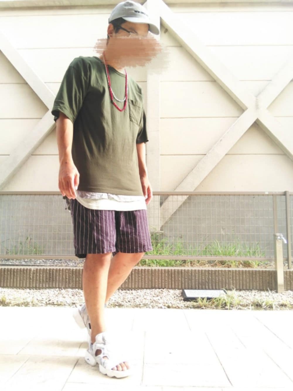 グリーン系のTシャツ/カットソー、ホワイト系のサンダル、グレー系のTシャツ/カットソーを着用したメンズの秋コーディネートの1枚目の写真