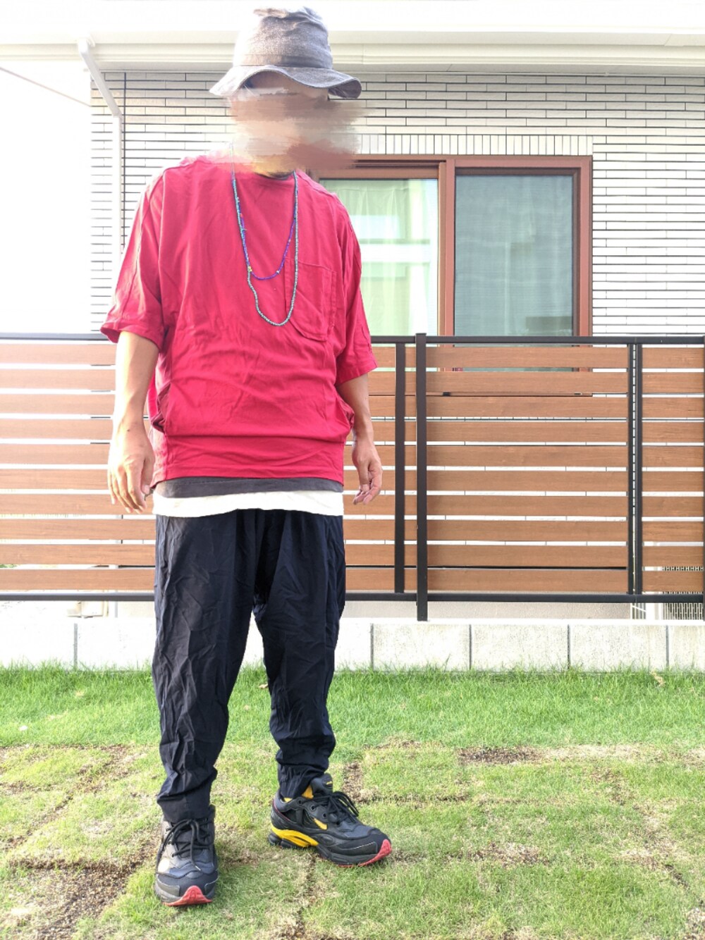 レッド系のTシャツ/カットソー、グレー系のTシャツ/カットソー、ホワイト系のタンクトップを着用したメンズの秋コーディネートの1枚目の写真