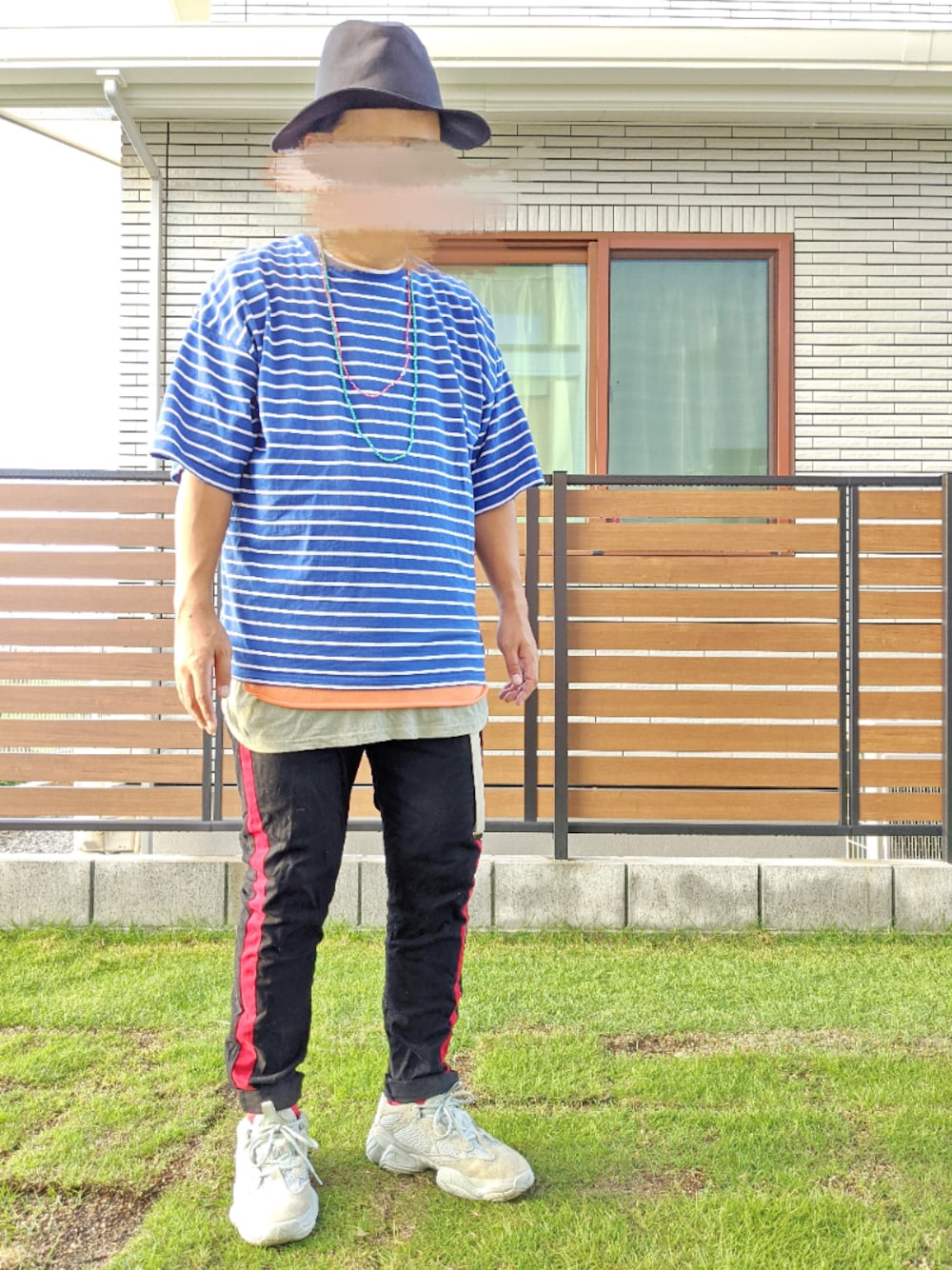 ブルー系のTシャツ/カットソー、オレンジ系のTシャツ/カットソー、グリーン系のタンクトップを着用したメンズの秋コーディネートの1枚目の写真