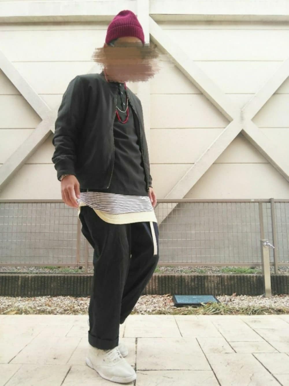 「MA-1、プルオーバー、ロング丈、ワイドパンツ、スニーカー、ニット帽、冬コーデ、ハイカットスニーカー、Doシンプル部、レイヤードスタイル」｜「GLOBAL WORKの【抗菌防臭機能】マルアミワッチキャップ/739362（ニットキャップ/ビーニー、レッド系）」を使った、T.さん（メンズ・177cm）の冬コーディネートの1枚目の写真
