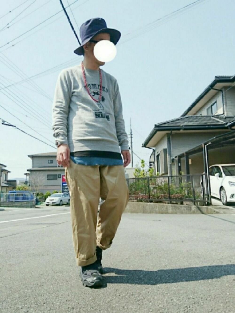 ブラック系のスニーカー、グレー系のスウェット、ブラック系のTシャツ/カットソーを着用したメンズの春コーディネートの1枚目の写真