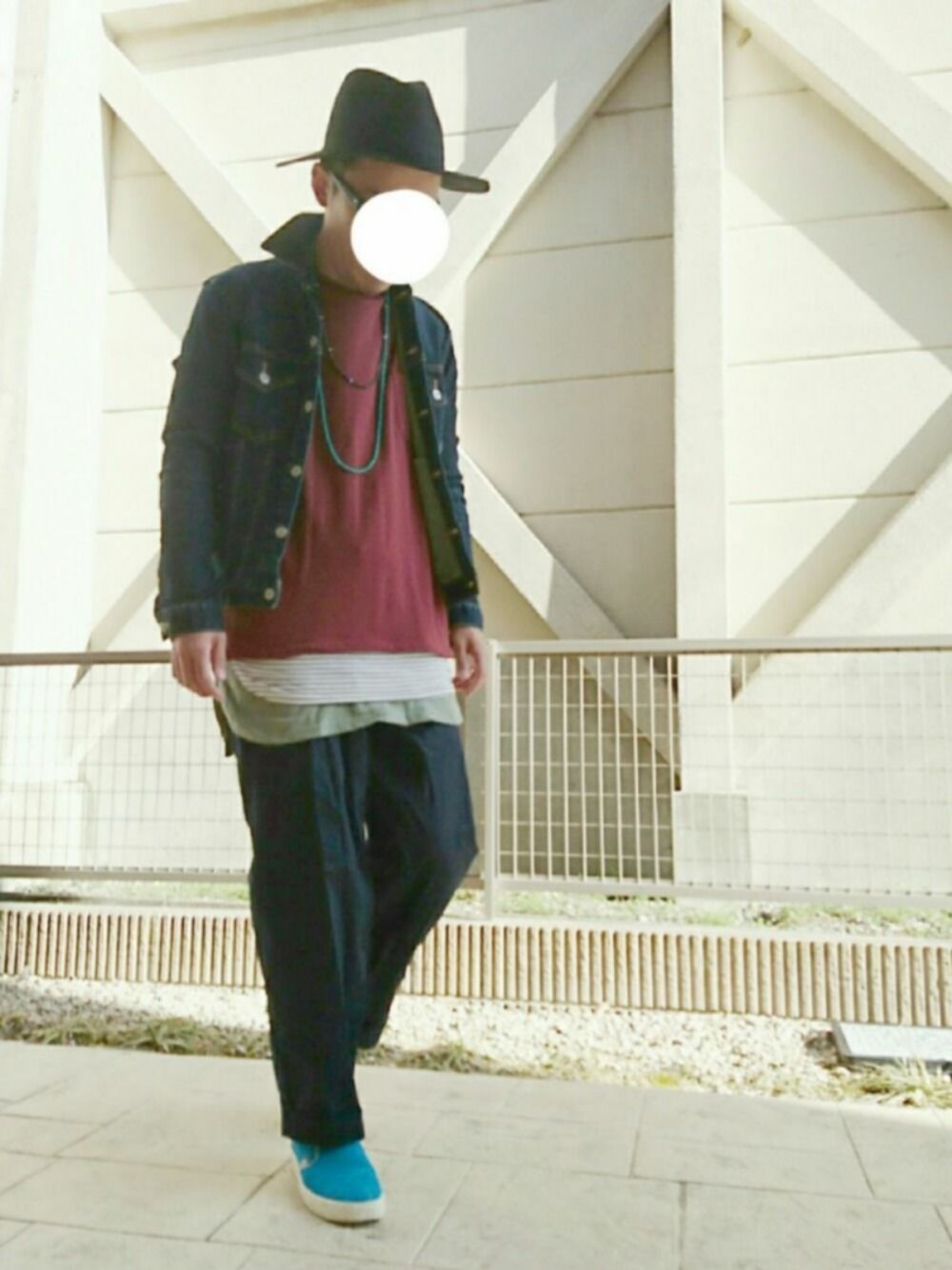 グリーン系のタンクトップ、ブルー系のデニムジャケット、その他のTシャツ/カットソーを着用したメンズの春コーディネートの1枚目の写真