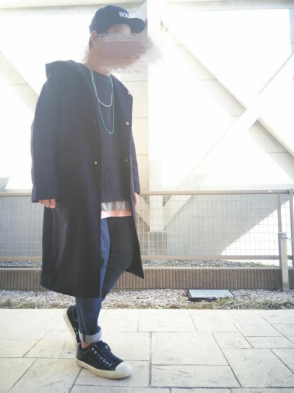 ブルー系のスニーカー、グレー系のTシャツ/カットソー、ピンク系のタンクトップを着用したメンズの冬コーディネートの1枚目の写真