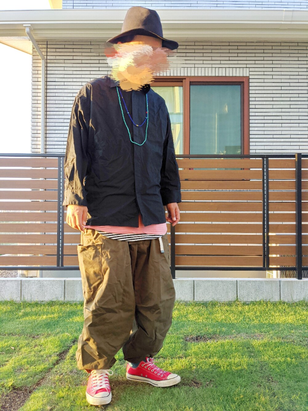「レイヤードスタイル、シャツスタイル、ワイドパンツ、秋コーデ、ツバ広ハット、おしゃれさんと繋がりたい、オトナカジュアル、ゆるコーデ、ビッグシルエット、スニーカー」｜「Lui'sの【WEB限定】オーバービッグシャツ（シャツ/ブラウス、ブラック系）」を使った、T.さん（メンズ・177cm）の秋コーディネートの1枚目の写真