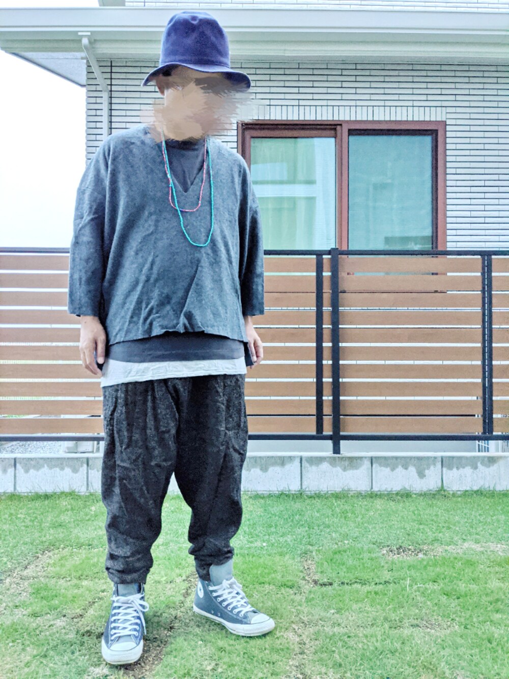 グレー系のニット/セーター、ベージュ系のその他パンツ、グレー系のタンクトップを着用したメンズの秋コーディネートの1枚目の写真