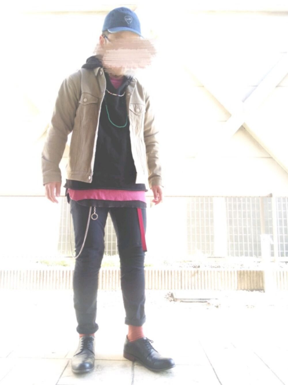 ベージュ系のデニムジャケット、ブルー系のチノパンツ、ブラック系のパーカーを着用したメンズの春コーディネートの1枚目の写真