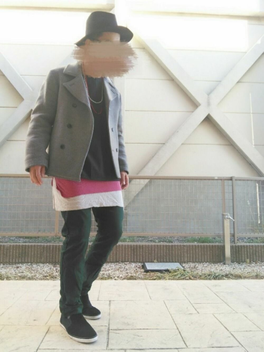 ブラック系のTシャツ/カットソー、グレー系のタンクトップ、グレー系のピーコートを着用したメンズの冬コーディネートの1枚目の写真