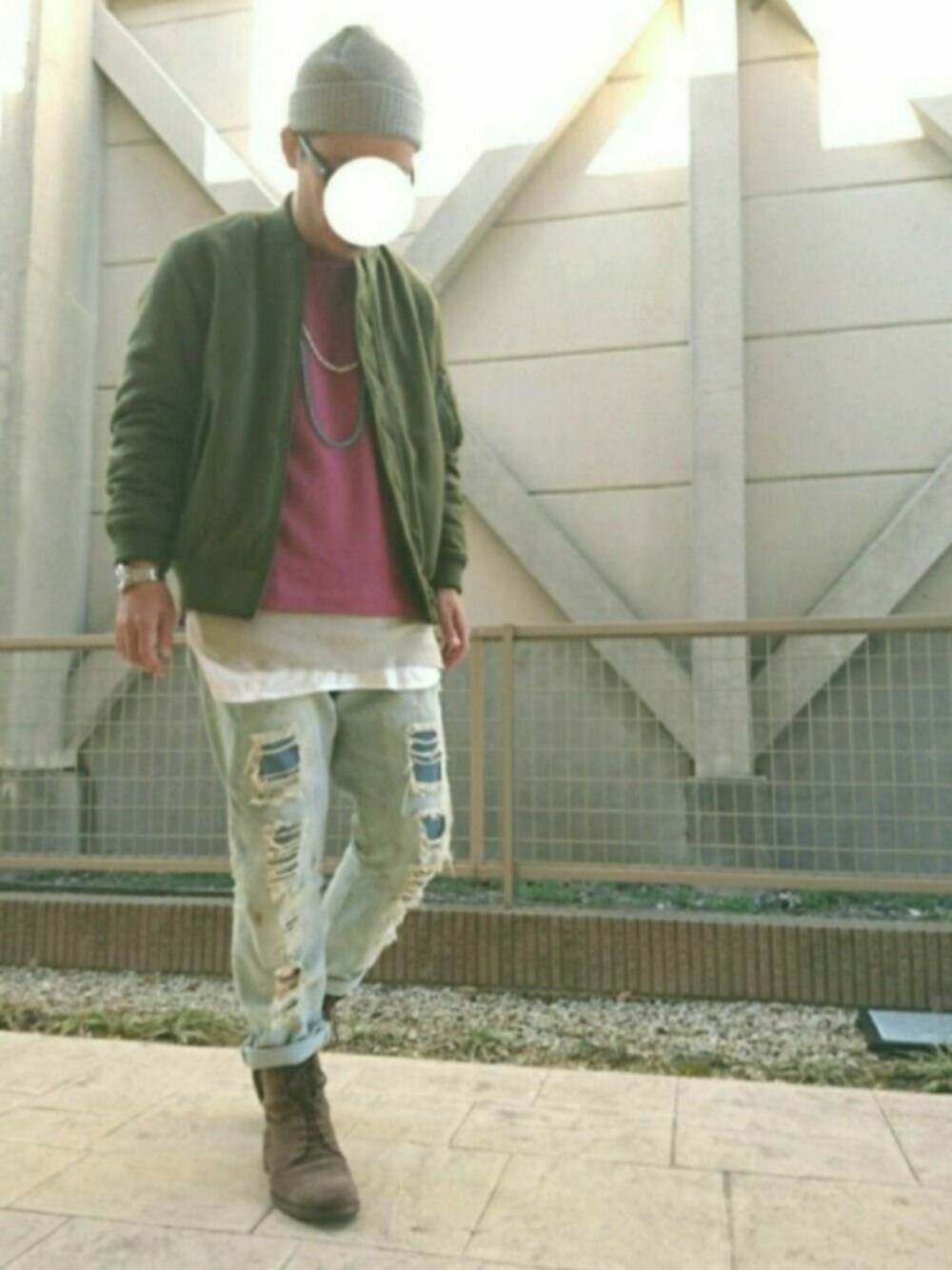 「レイヤードスタイル、MA-1、ロング丈、ピンク、ダメージデニムパンツ、ブーツ、Doシンプル部、春コーデ、ニット帽、スウェット」｜「MONKEY TIMEの＜monkey time＞ SOLID AZE BEANIE/ビーニー（ニットキャップ/ビーニー、グレー系）」を使った、T.さん（メンズ・177cm）の春コーディネートの1枚目の写真