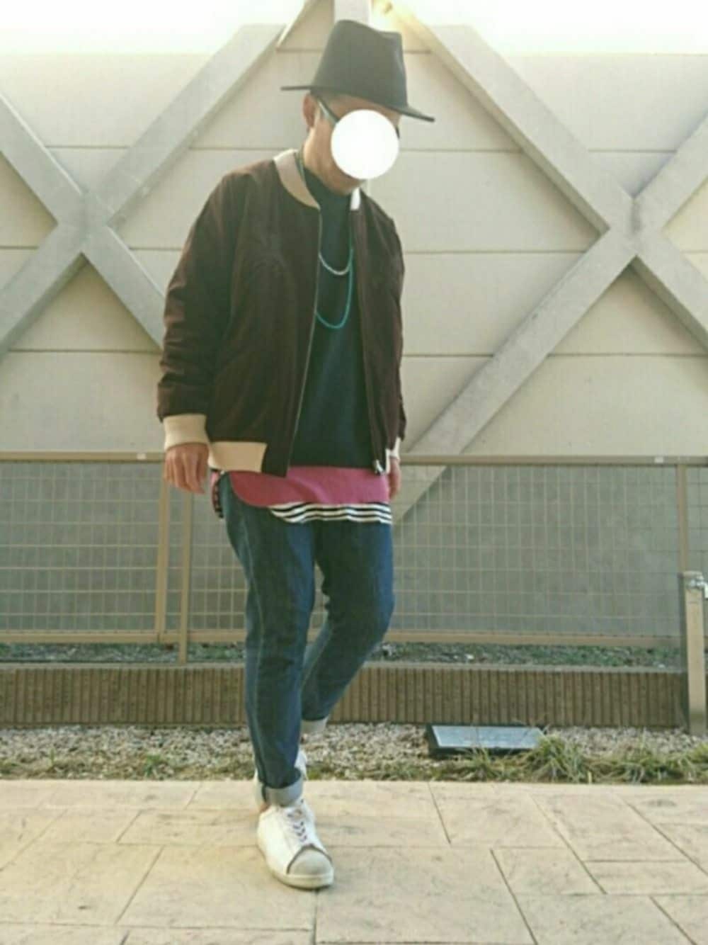 ブラウン系のブルゾン、ブルー系のデニムパンツ、ブラック系のスウェットを着用したメンズの冬コーディネートの1枚目の写真