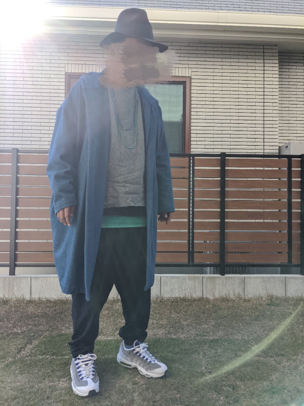 ブルー系のその他アウター、グレー系のニット/セーター、グリーン系のタンクトップを着用したメンズの冬コーディネートの1枚目の写真