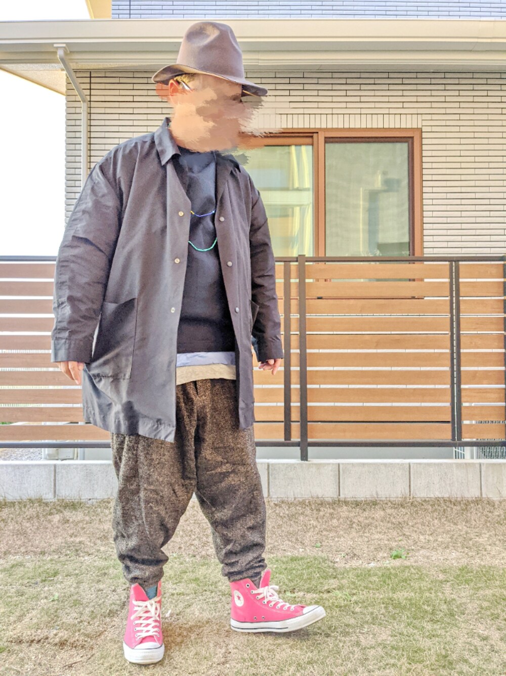 「レイヤードスタイル、コーチジャケット、プルオーバー、ワイドパンツ、冬コーデ、ツバ広ハット、スニーカー、コンバース、おしゃれさんと繋がりたい、ゆるコーデ」｜「my beautiful landletの【my beautiful landlet】 original fabric easy pants（その他パンツ、ベージュ系）」を使った、T.さん（メンズ・177cm）の冬コーディネートの1枚目の写真