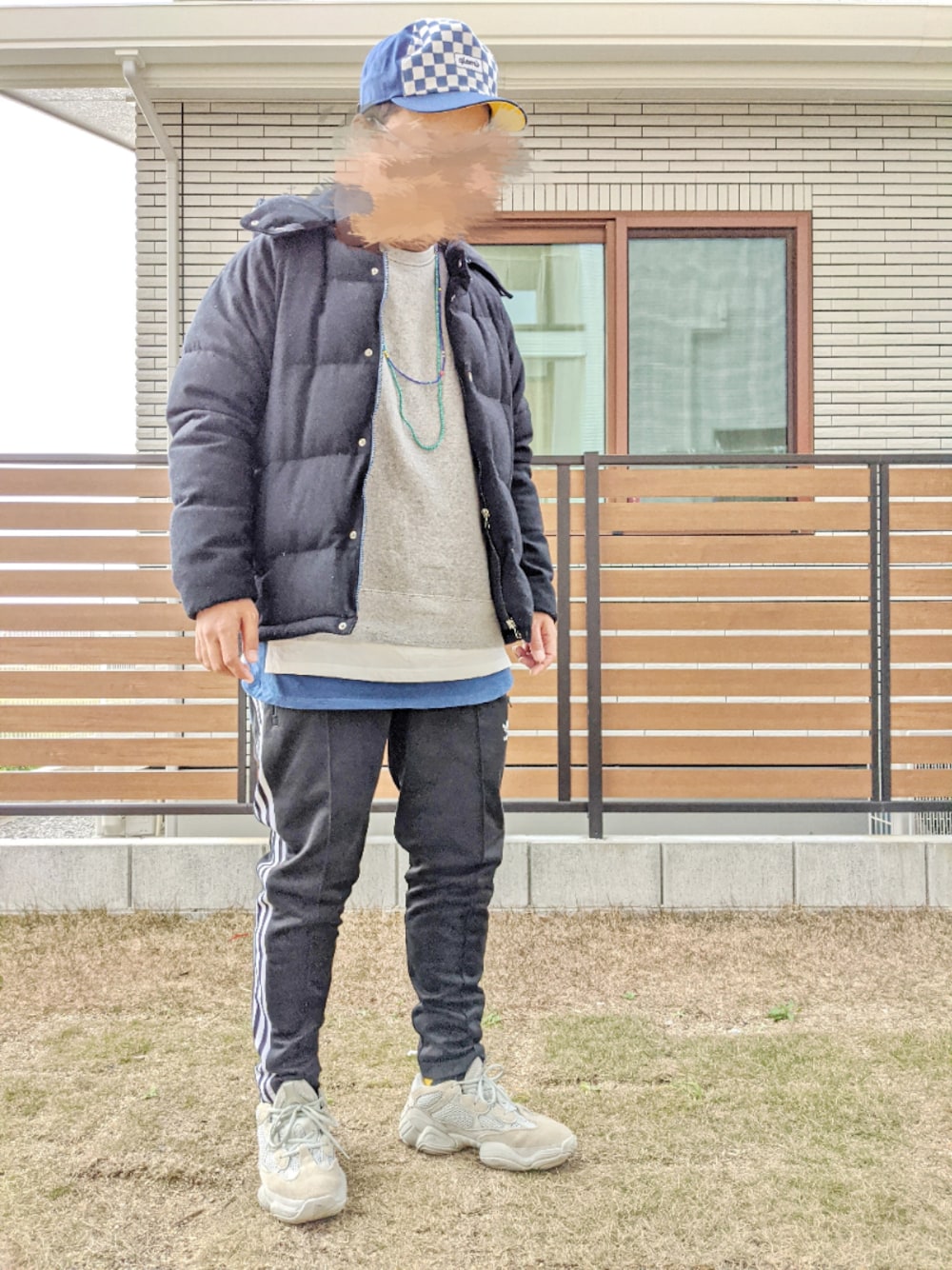 グレー系のスウェット、ブラック系のその他パンツ、ホワイト系のスニーカーを着用したメンズの冬コーディネートの1枚目の写真