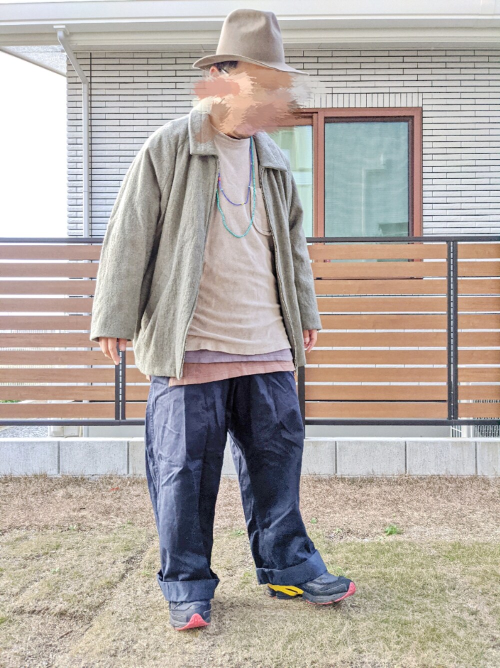 グリーン系のブルゾン、グレー系のTシャツ/カットソー、グレー系のTシャツ/カットソーを着用したメンズの冬コーディネートの1枚目の写真