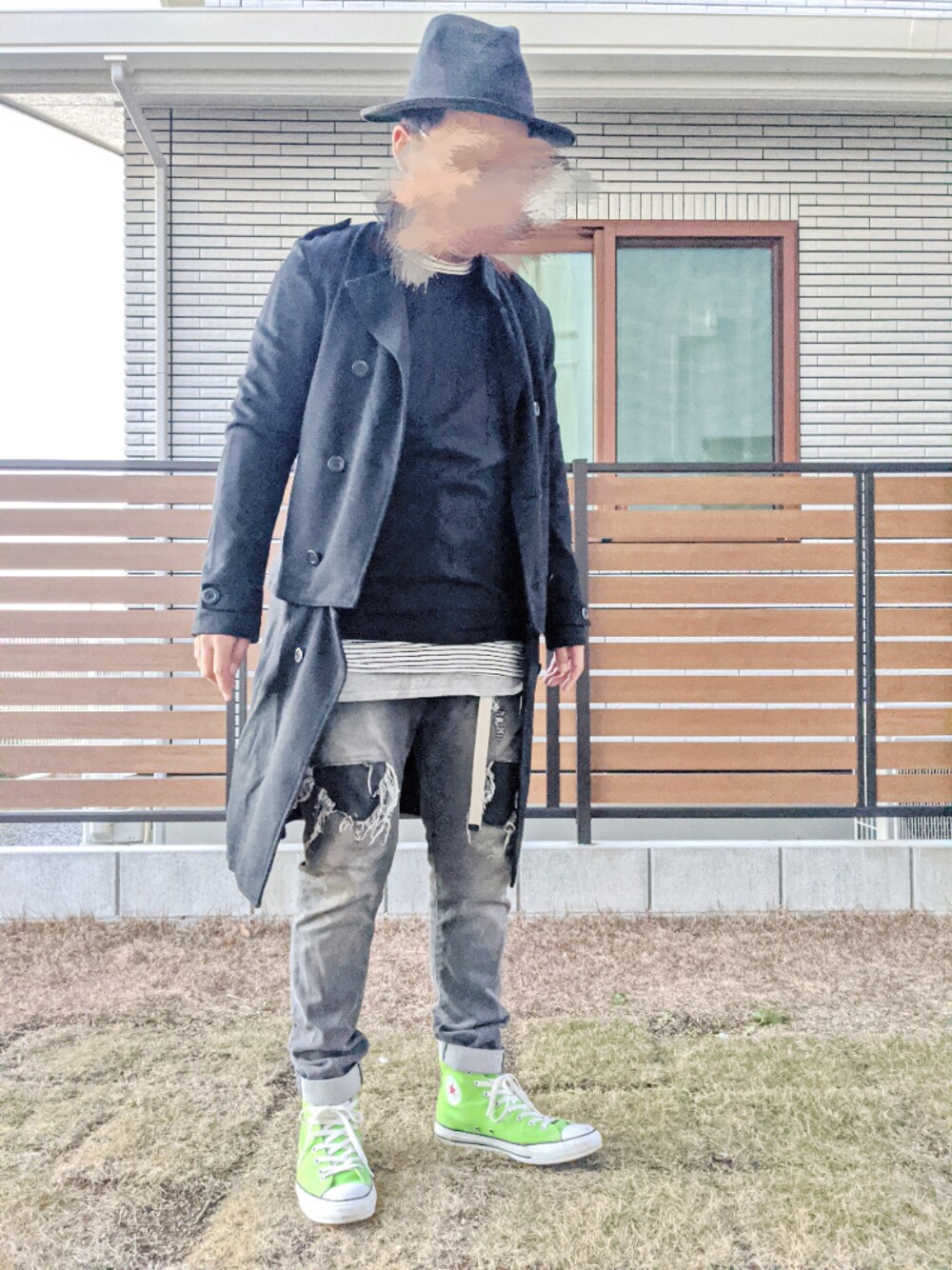 「レイヤードスタイル、トレンチコート、プルオーバー、モノトーン、オールブラック、ツバ広ハット、ダメージデニムパンツ、スニーカー、冬コーデ、おしゃれさんと繋がりたい」｜「AURALEEの＜AURALEE × CONVERSE × BY＞ ALLSTAR HI/スニーカー.（スニーカー、グリーン系）」を使った、T.さん（メンズ・177cm）の冬コーディネートの1枚目の写真