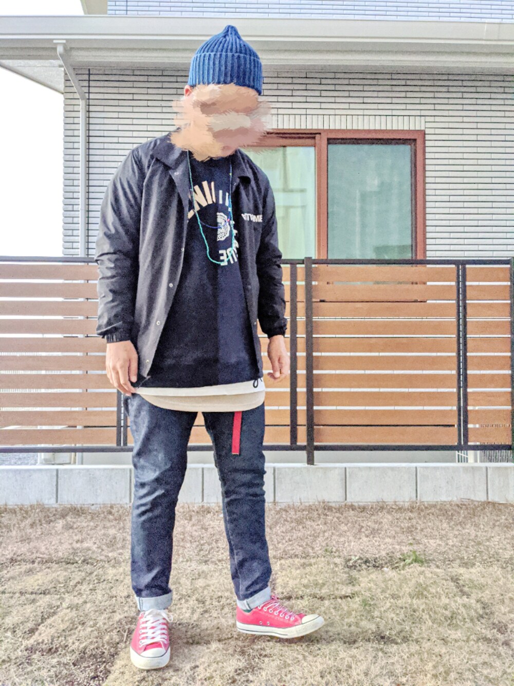 ブラック系のナイロンジャケット、ブラウン系のタンクトップ、ブラック系のスウェットを着用したメンズの冬コーディネートの1枚目の写真