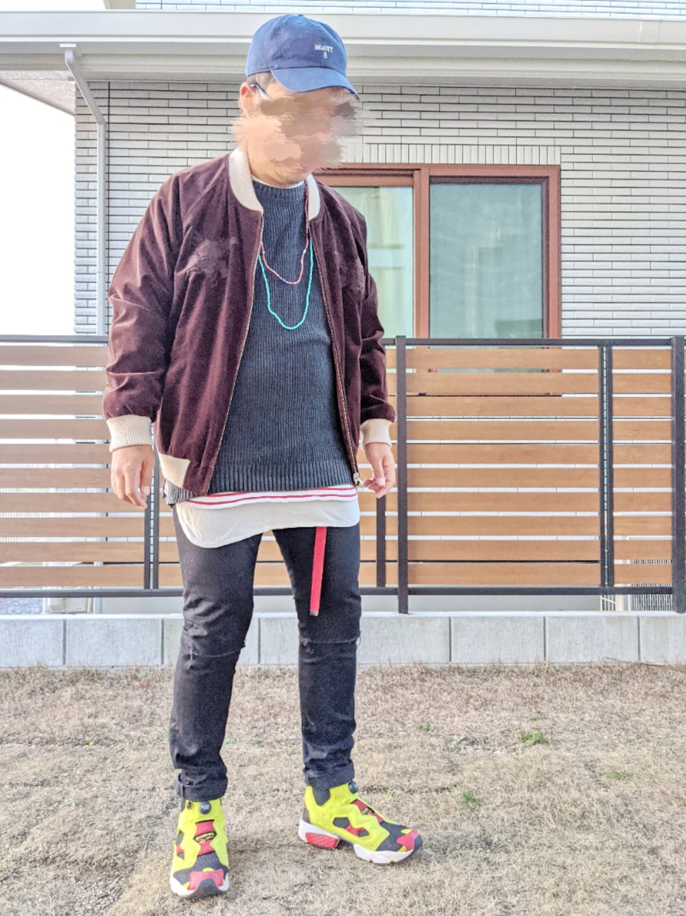 ブラウン系のブルゾン、ブラック系のニット/セーター、レッド系のTシャツ/カットソーを着用したメンズの冬コーディネートの1枚目の写真