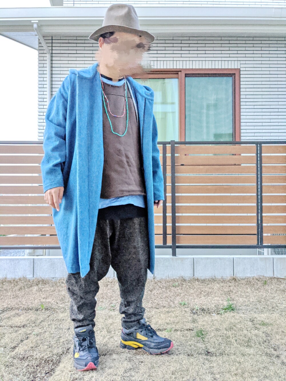 「レイヤードスタイル、ロングコート、スウェット、スニーカー、ワイドパンツ、冬コーデ、おしゃれさんと繋がりたい、ツバ広ハット、休日スタイル、大人カジュアル」｜「my beautiful landletの【my beautiful landlet】 denim toile hood coat（その他アウター、ブルー系）」を使った、T.さん（メンズ・177cm）の冬コーディネートの1枚目の写真