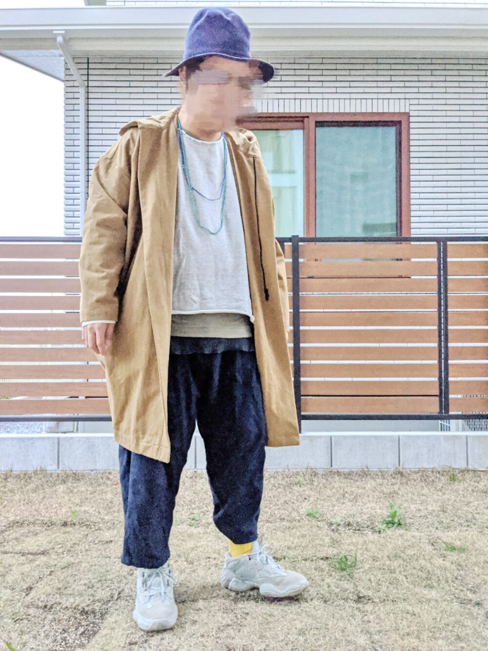 「レイヤードスタイル、ロングコート、スウェット、バケットハット、ワイドパンツ、スニーカー、春コーデ、ゆるコーデ、おしゃれさんと繋がりたい、ロング丈」｜「my beautiful landletの【my beautiful landlet】 cotton toile hood coat（その他アウター、イエロー系）」を使った、T.さん（メンズ・177cm）の春コーディネートの1枚目の写真