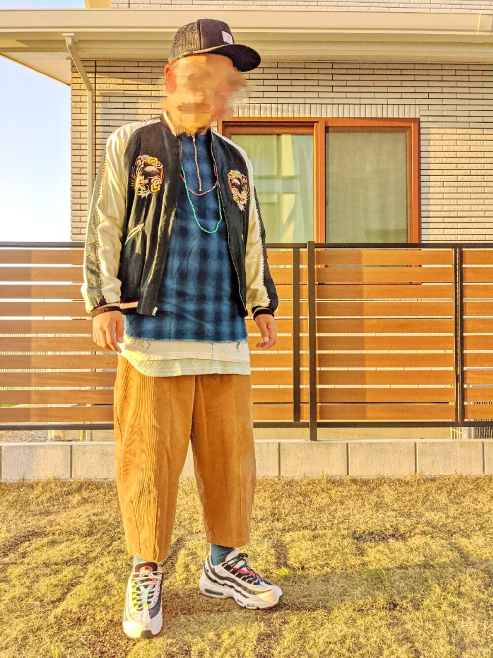 ブラック系のブルゾン、その他のスニーカー、ブルー系のシャツ/ブラウスを着用したメンズの春コーディネートの1枚目の写真