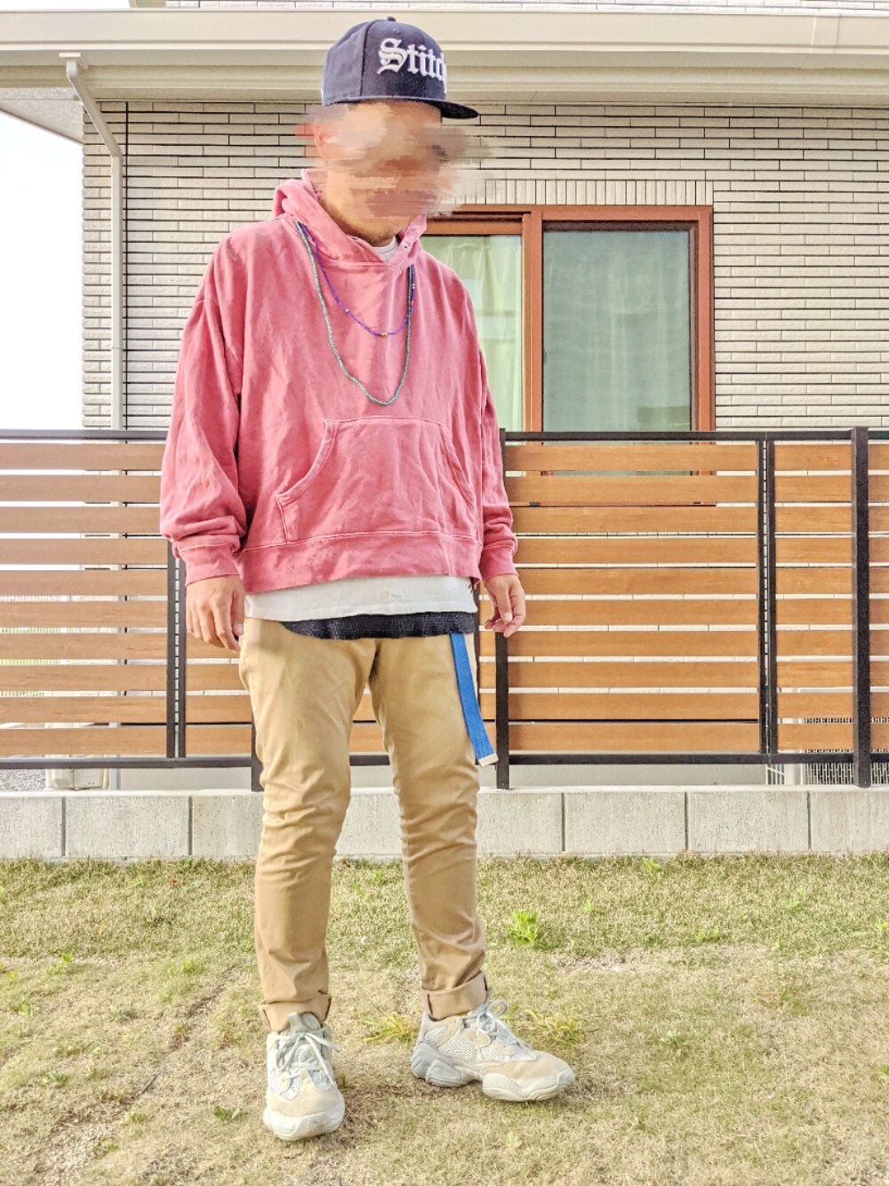 レッド系のパーカー、ホワイト系のTシャツ/カットソー、グレー系のタンクトップを着用したメンズの春コーディネートの1枚目の写真