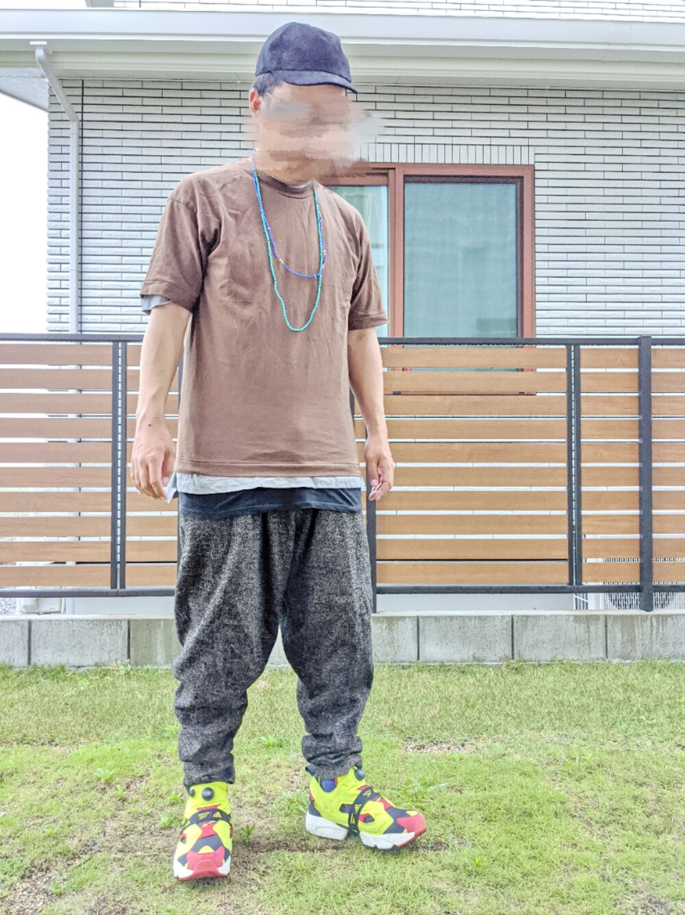 ブラウン系のTシャツ/カットソー、グレー系のTシャツ/カットソー、ブラック系のタンクトップを着用したメンズの春コーディネートの1枚目の写真