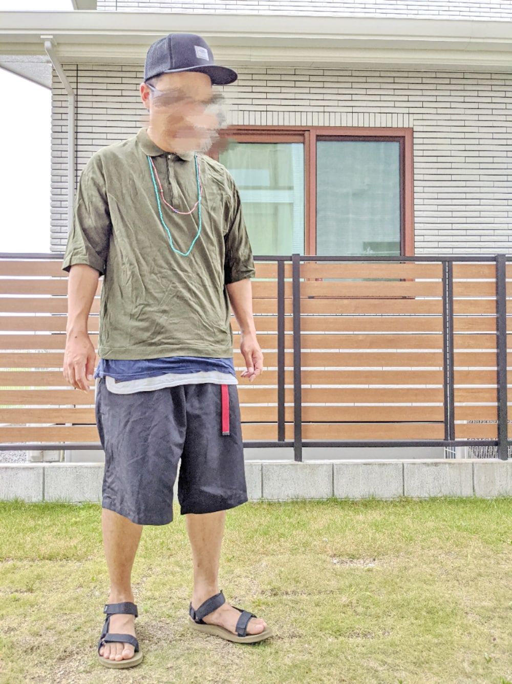 グリーン系のポロシャツ、ブルー系のTシャツ/カットソー、ブラック系のその他パンツを着用したメンズの夏コーディネートの1枚目の写真