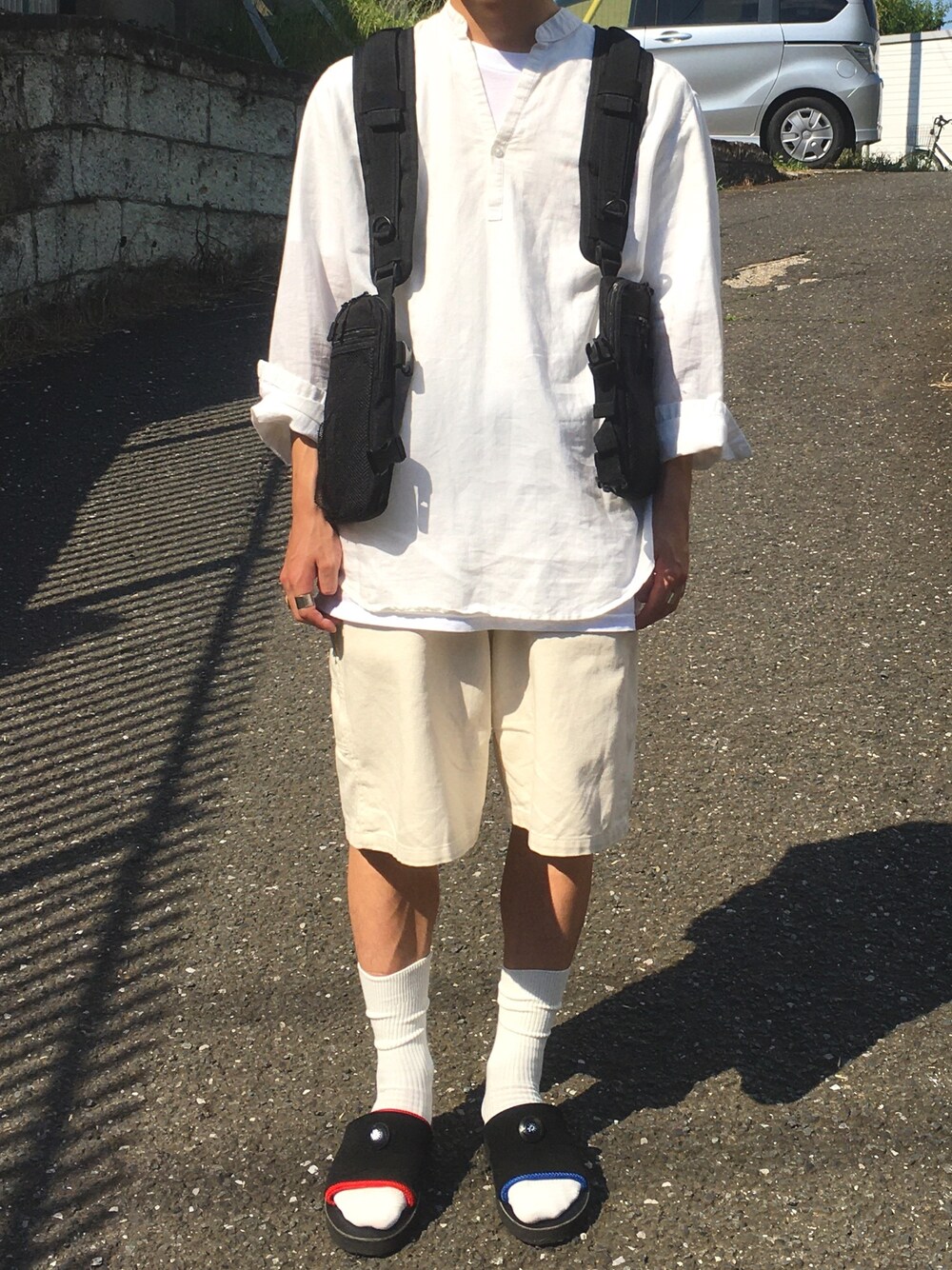 ブラック系のボディバッグ/ウエストポーチ、ホワイト系のその他パンツ、ブラック系のサンダルを着用したメンズの夏コーディネートの1枚目の写真