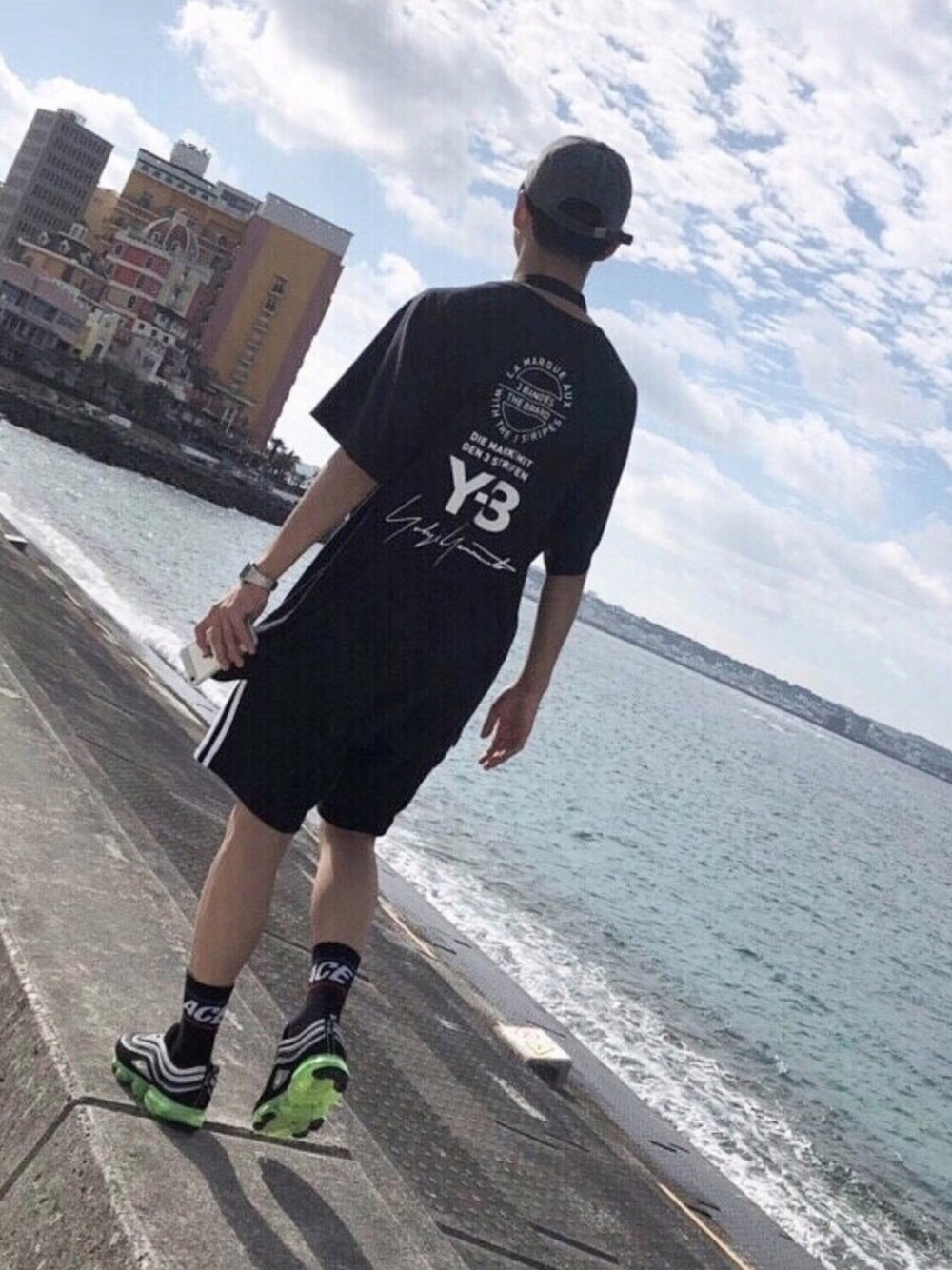 「オールブラック、Y-3、palace」｜「Y-3のM SS TEE STREET（Tシャツ/カットソー、ブラック系）」を使った、カワグチさん（メンズ・168cm）の冬コーディネートの1枚目の写真