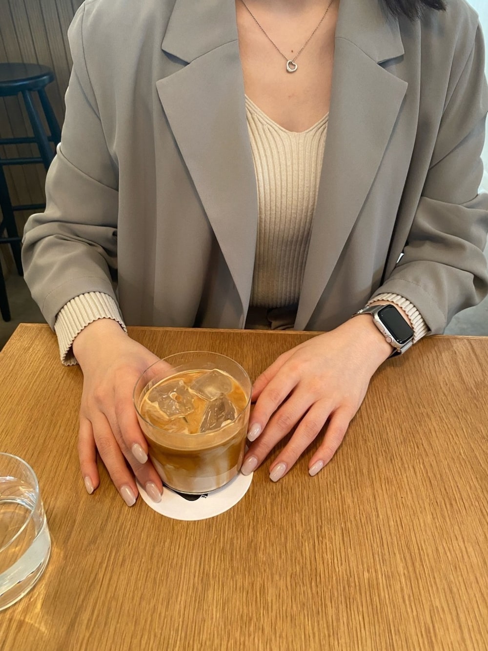 「春カラースタイル、淡色コーデ、大人コーデ、くすみカラー、きれいめカジュアル、シンプル」｜「SNIDELのSustainaオフショルリブニットプルオーバー（ニット/セーター、ホワイト系）」を使った、mochaさん（レディース・157cm）の春コーディネートの1枚目の写真