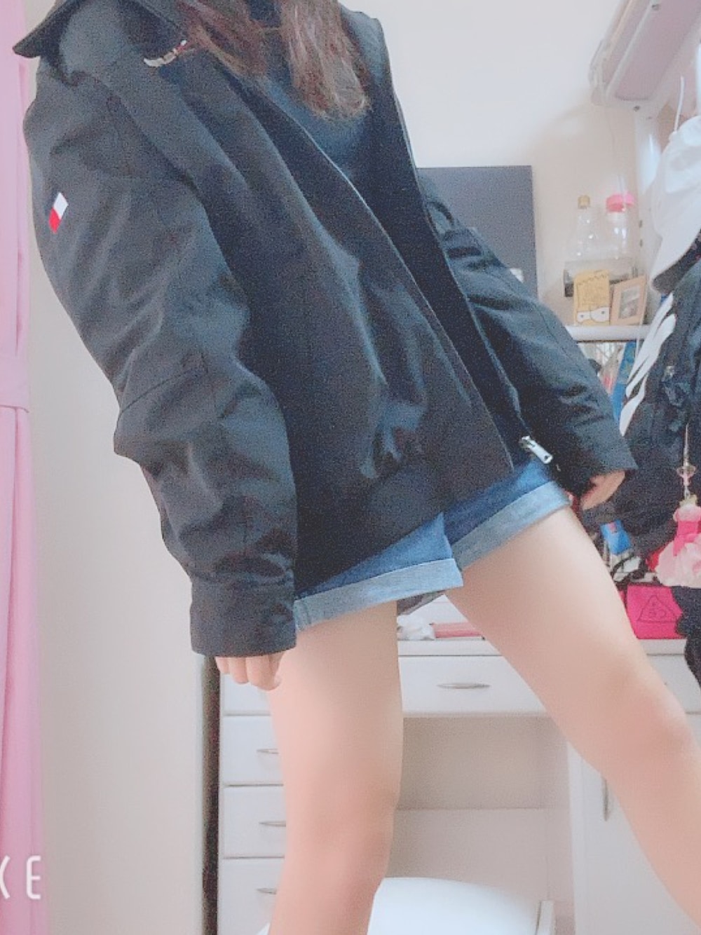 「冬コーデ、カジュアル、TOMMY HILFIGER、タートルネックニット、アウター、オールブラック、ブラックコーデ、ショートパンツ」｜「TOMMY HILFIGERのロゴナイロンブルゾン/ REGATTA JACKET（ナイロンジャケット、ブルー系）」を使った、uさん（レディース・158cm）の冬コーディネートの1枚目の写真