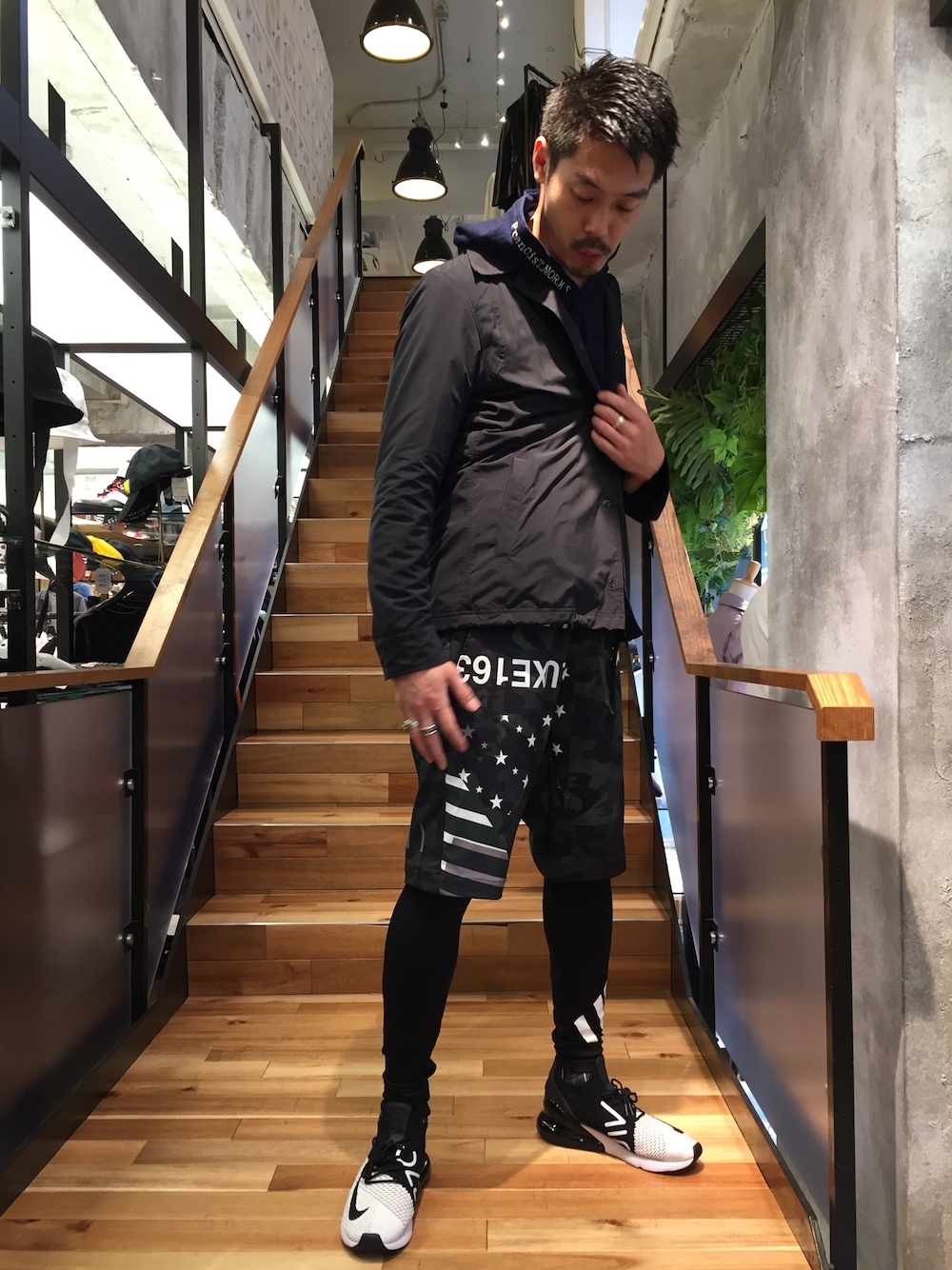 「オトナカジュアル、トレーニング、AKM、FranCisT_MOR.K.S.、ROYAL FLASH、コーチジャケット、NIKE、ショートパンツ」｜「AKMのアイテム（ジャケット/アウター、ブラック系）」を使った、まるうえあさん（メンズ・179cm）の春コーディネートの1枚目の写真