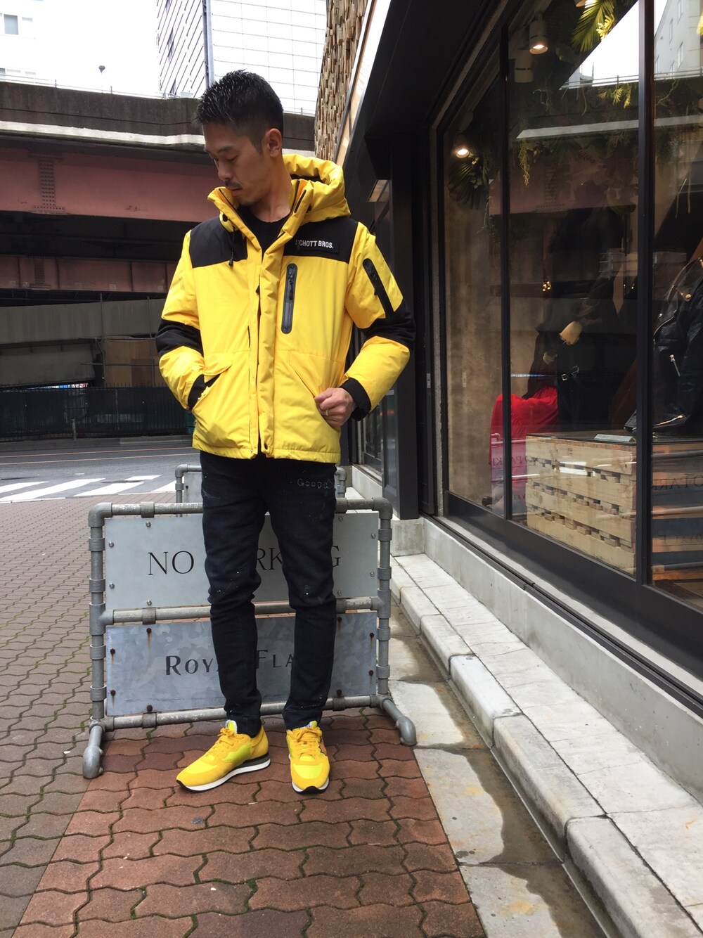 「秋のコーデ、イエロー、黒デニム、イージーパンツ、オトナカジュアル、ROYAL FLASH、SCHOTT、e-JEANS、URBAN SUN、FranCisT_MOR.K.S.」｜「schottのSchott/ショット/2TONE SNORKEL DOWN PARKA/ツートーン シュノーケル ダウンパーカー（ダウンジャケット/コート、イエロー系）」を使った、まるうえあさん（メンズ・179cm）の秋コーディネートの1枚目の写真