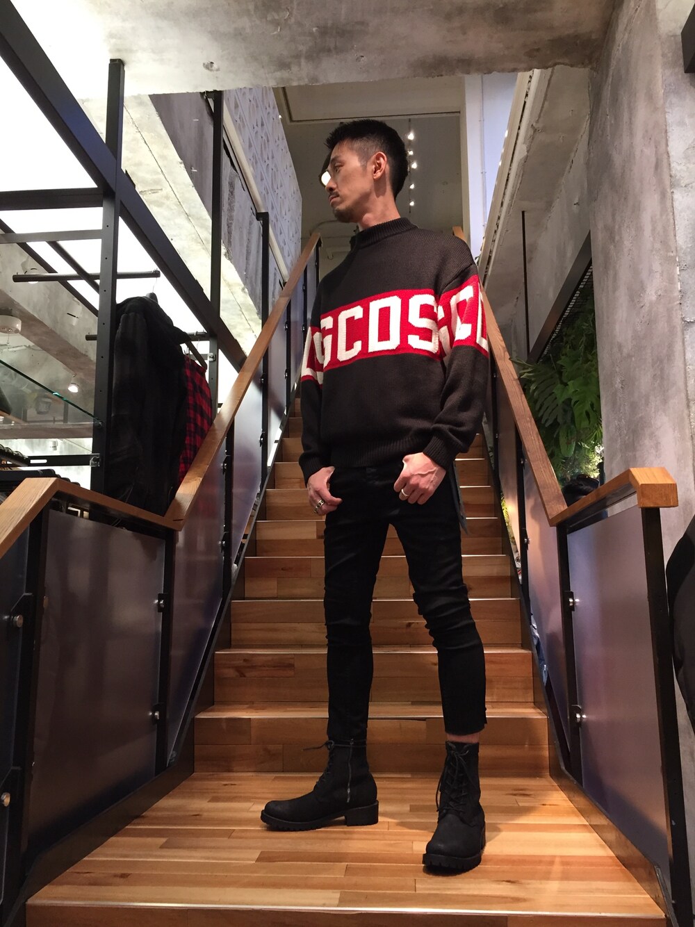 「秋コーデ、シンプル、黒、黒コーデ、黒スキニー、ROYAL FLASH、SEIGEKI、GCDS、ISAMU KATAYAMA BACKLASH、オトナカジュアル」｜「ROYAL FLASHのGCDS/ジーシーディーエス/LOGO SWEATER（ニット/セーター、ブラック系）」を使った、まるうえあさん（メンズ・179cm）の秋コーディネートの1枚目の写真