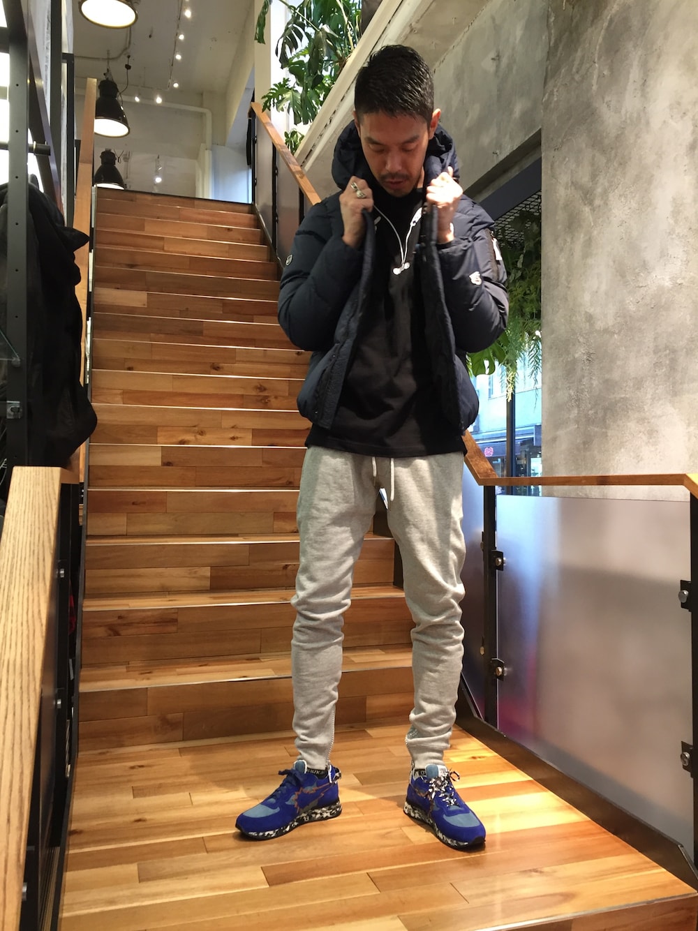 「秋のコーデ、カジュアル、ダウンジャケット、スウェット、イヤホン、muta、STUD MUFFIN、1PIU1UGUALE3、URBANSUN、ROYAL FLASH」｜「mutaの【別注】muta×河田フェザー ダウンジャケット（ダウンジャケット/コート、ブルー系）」を使った、まるうえあさん（メンズ・179cm）の秋コーディネートの1枚目の写真