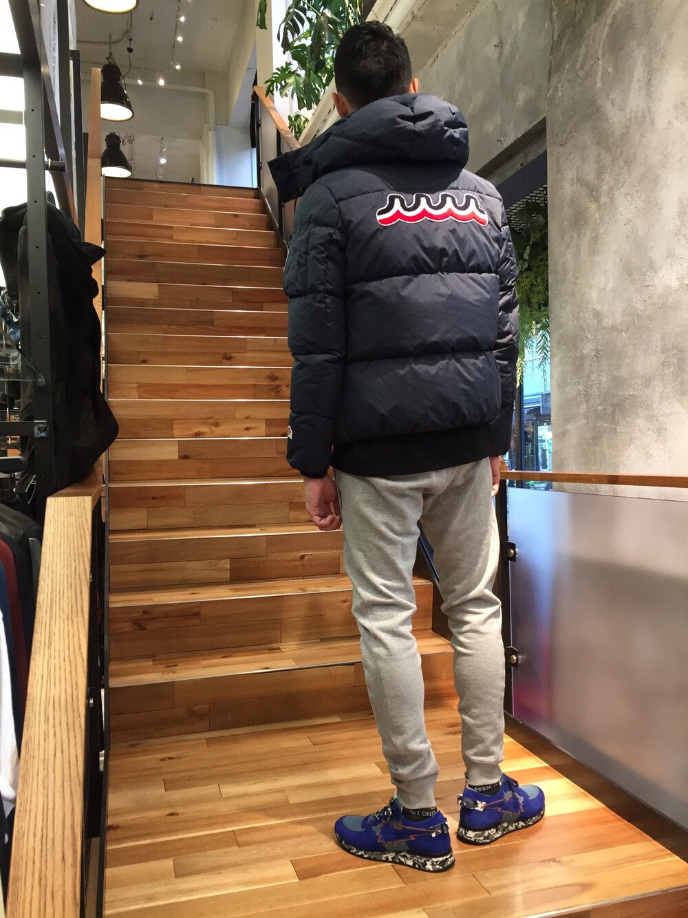 「スニーカー、オトナカジュアル、Safari、ROYAL FLASH、muta、1PIU1UGUALE3、URBAN SUN、STUD MUFFIN、サファリ、ダウンジャケット」｜「mutaの【別注】muta×河田フェザー ダウンジャケット（ダウンジャケット/コート、ブルー系）」を使った、まるうえあさん（メンズ・179cm）の秋コーディネートの1枚目の写真